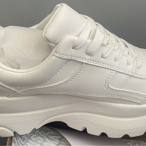 NIB Steve Madden Hansel White sneakers